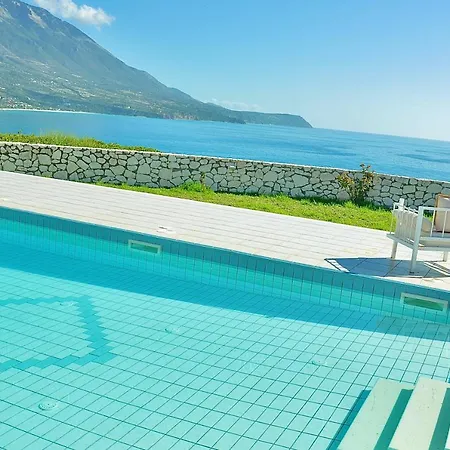 Seafront Kefaloniaprivatevillas * Τραπεζάκι